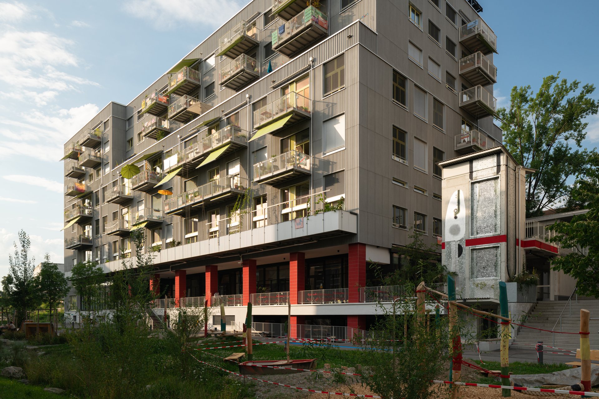 Holligerhof 8 im Juli 2024 mit Liftturm realisiert von Maja Huerst in Zusammenarbeit mit der AG Kunst am Bau